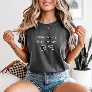 Strand Shirt - Ich spiele gerne in den Wellen Tee, Meer Liebhaber Geschenk, Surfer Shirt, Sommer Meer Wasser Lustige Küsten Urlaub Outfit, lustiger Sommer
