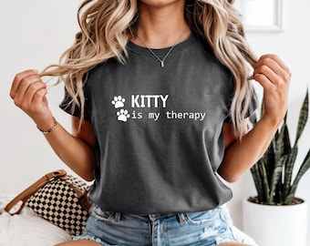 Kitty é minha terapia, camiseta para amantes de gatos, camiseta fofa de terapia para gatos, amante de gatinhos, fãs de animais, mãe de gato, amante de animais de estimação, camiseta para gatos, pai de gato