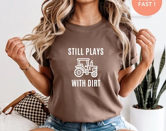 Still Plays With Dirt - Chemise Farmer Lover, Chemise Farm Life, T-shirt Country Life