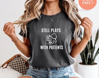 Still Plays with Patients - Cadeau pour médecin, chemise de docteur drôle, chemise d'infirmière