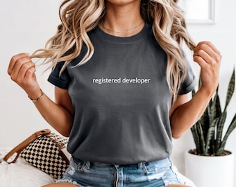 Chemise de développeur enregistré - T-shirt de codage amusant, cadeau pour les programmeurs, chemise humoristique d'ingénieur logiciel, t-shirt technique ringard unisexe