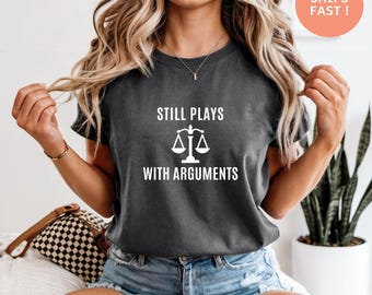 Still Plays With Arguments - Chemise d'avocat amusante, cadeau pour diplômé d'une faculté de droit