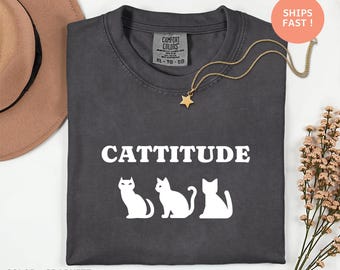 Cattitude - T-shirt drôle de jeu de mots, chemise de maman de chat, chat confortable mignon, cadeau rétro pour les amoureux des animaux, T-shirt drôle de chat, amoureux des animaux de compagnie, chemise meme de chat