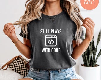 Still Plays With Code - Chemise de programmeur, chemise de codage drôle, chemise d'ingénieur logiciel