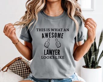 This Is What an Awesome Lawyer Looks Like – Funny Lawyer Shirt, Attorney Gift Idea, Law School Graduation Tee, Legal Professional T-Shirt