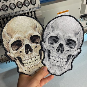 Écusson brodé tête de mort, grand format, thermocollant.