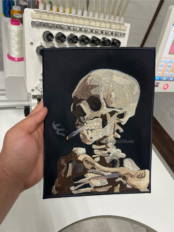 燃えるタバコをくわえた骸骨の刺繍パッチ、ジャケット用の大きな 