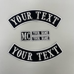 Może przedstawiać: Zestaw trzech czarno-białych naszywek motocyklowych. Górna naszywka jest zakrzywiona i zawiera napis "YOUR TEXT". Środkowa naszywka zawiera napis "MC", a dolna naszywka jest zakrzywiona i zawiera napis "YOUR TEXT".