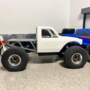 scx24 pinched 72 toyota hilux with tube bed