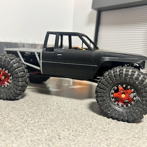 scx24 pinched Toyota sr5 with tube bed