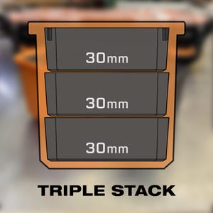 Może przedstawiać: Pomarańczowo-czarny pojemnik z potr&oacute;jnym stosem z trzema szarymi przegrodami, każda oznaczona "30mm". Tekst "TRIPLE STACK" znajduje się na dole. To ilustracja graficzna.