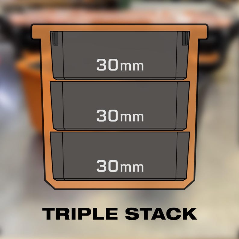 Może przedstawiać: Pomarańczowo-czarny pojemnik z potr&oacute;jnym stosem z trzema szarymi przegrodami, każda oznaczona "30mm". Tekst "TRIPLE STACK" znajduje się na dole. To ilustracja graficzna.