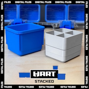 Pode incluir: Um recipiente de armazenamento aberto azul e um recipiente organizador cinza-claro com vários compartimentos. O texto "HART STACKED" está impresso num logótipo retangular preto na parte inferior. A borda exibe "DIGITAL FILES".