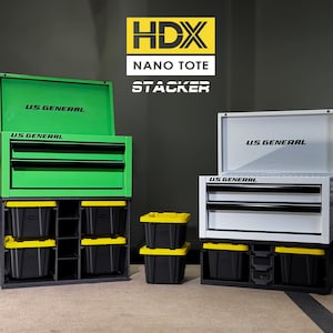 Puede incluir: Dos cajas de herramientas U.S. General, una verde y otra blanca, cada una con dos cajones y tapa abierta. Debajo de cada caja hay una unidad de almacenamiento negra con cuatro contenedores HDX Nano Tote Stacker negros y amarillos. Dos contenedores apilados en el centro.