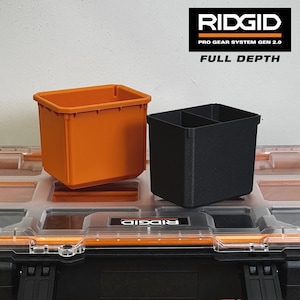 Könnte beinhalten: Ein orangefarbener und ein schwarzer Kunststoff-Aufbewahrungsbehälter für den RIDGID Pro Gear System Gen 2.0 Full Depth Werkzeugkasten. Die Behälter sind rechteckig mit offener Oberseite, der schwarze Behälter hat eine Trennwand. RIDGID-Logo.