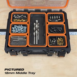 Pu&ograve; includere: Una cassetta degli attrezzi nera e arancione aperta, con vari scomparti pieni di viti, punte da trapano e altri elementi hardware. Il testo in basso recita "PICTURED 18mm Middle Tray."