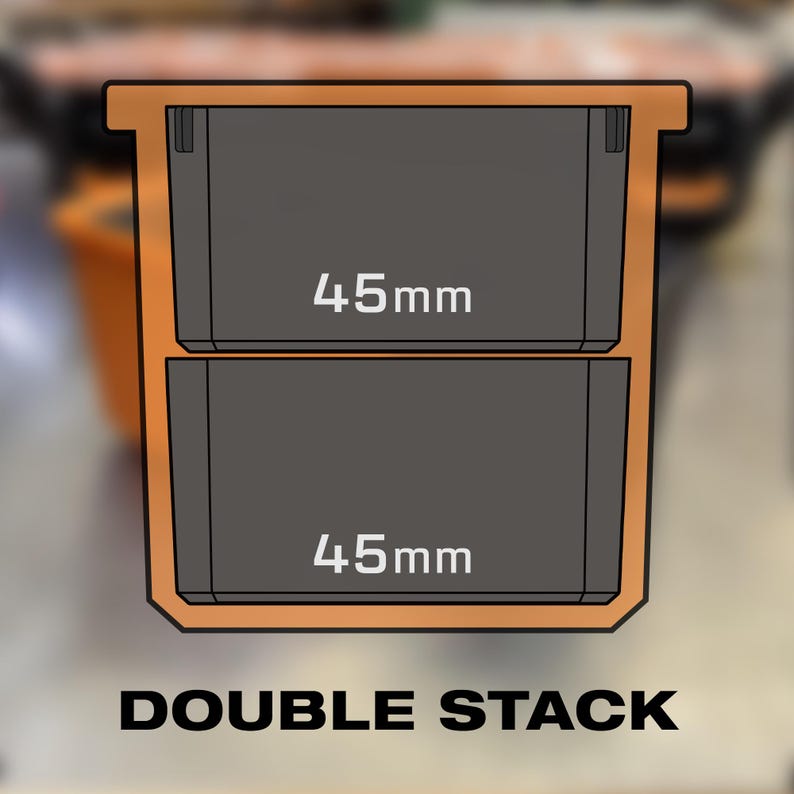 Może przedstawiać: Pomarańczowo-czarny pojemnik z podw&oacute;jnym stosowaniem z dwoma przegrodami, każda oznaczona napisem "45mm". Tekst "DOUBLE STACK" jest wyświetlany na dole. Projekt to schematyczna ilustracja.