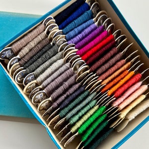 SCATOLA regalo filato per rammendo visibile, 40 cartoncini di lana New Old Stock, filo per rammendo, filato Scheepjes Maaswol anni '60, merceria vintage, punto lento