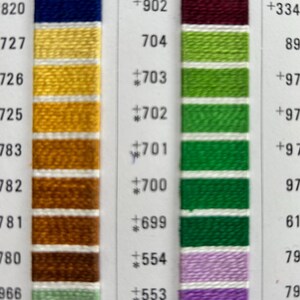 vintage DMC Farbkarte, Originalbuch von 1977, mit Farbschlüssel, Farbnummern und Anleitungen, in vielen Sprachen, Stickerei aus den 70er Jahren