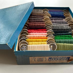 Caja de regalo con hilo para zurcir visible, 40 tarjetas de lana nuevas de stock antiguo, hilo para zurcir, hilo Scheepjes Maaswol de los años 60, mercería vintage, punto lento
