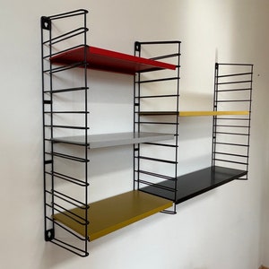 Puede incluir: Un juego de tres tazas de cerámica con un acabado moteado y mate. Las tazas son de color crema, gris claro y gris oscuro. Cada taza tiene un diseño simple y minimalista.