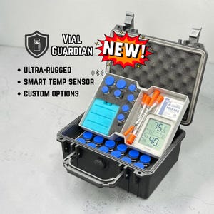 Op de afbeelding: Een zwarte, robuuste harde koffer met schuiminzetstukken met daarin meerdere kleine flesjes met blauwe doppen, een lichtblauw koelelement, spuiten met oranje doppen, alcoholdoekjes en een digitaal display voor temperatuur en vochtigheid.