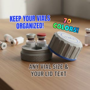 Könnte beinhalten: Ein grauer Fläschchen-Organizer mit blauem Rand und passendem Deckel, der zwei Fläschchen hält. Der Text "KEEP YOUR VIALS ORGANIZED!" und "70 COLORS!" werden angezeigt. Für jede Fläschchengröße und individuellen Deckeltext.
