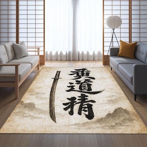 Op de afbeelding: Een rechthoekig vloerkleed met een Japans kalligrafieontwerp. Het kleed heeft een gestileerd zwaard en zwarte Japanse karakters op een beige achtergrond met een aquareleffect. Het kleed is geplaatst in een woonkamer.