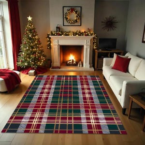 Könnte beinhalten: Ein rechteckiger Teppich mit einem Karomuster in Grün-, Rot-, Gold- und Blautönen. Der Teppich befindet sich in einem Wohnzimmer mit Weihnachtsbaum, Kamin und weißem Sofa. Das Muster des Teppichs verleiht dem Raum eine festliche Note.