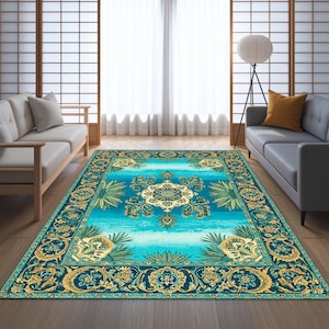 Könnte beinhalten: Ein rechteckiger Teppich mit einem türkisfarbenen und goldenen Blumendesign. Der Teppich hat ein zentrales Medaillonmuster und einen detaillierten Rand. Die Farbpalette umfasst Blau-, Grün- und Goldtöne und schafft einen lebendigen und dekorativen Bodenbelag.