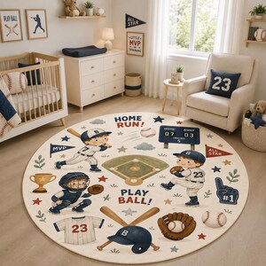 Peut inclure: Un tapis rond sur le thème du baseball avec des illustrations de joueurs, un terrain, un tableau d'affichage, des battes, des gants et des balles. Le texte indique HOME RUN!, PLAY BALL!, MVP et ALL STAR. Le motif inclut des étoiles et un maillot.