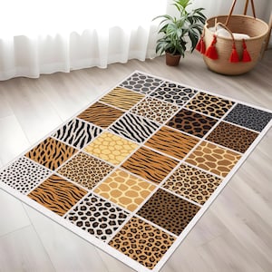 Può includere: Un tappeto rettangolare con un design patchwork di stampe animalier. Il tappeto presenta quadrati con strisce di zebra, macchie di leopardo, strisce di tigre e macchie di giraffa nei toni del nero, marrone e beige, con un bordo bianco.