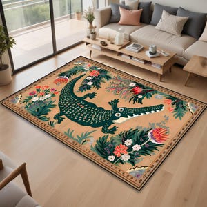 Könnte beinhalten: Ein beiger Teppich mit schwarzem Rand zeigt ein grünes Alligator mit einem floralen Muster. Das Alligator ist von bunten Blumen und Blättern umgeben.