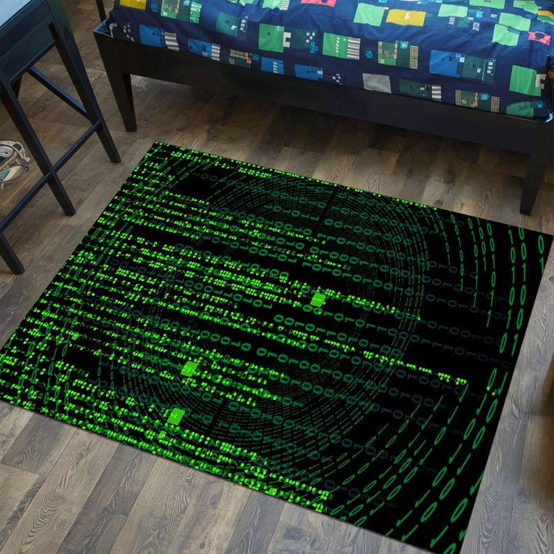 Op de afbeelding: Een zwart en groen vloerkleed met een patroon van groene code op een zwarte achtergrond. De code is in een cirkelvormig patroon.