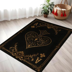 Tappeto con carte da gioco, tappeto nero e oro, zerbino barocco, tappeto gotico, tappeto da sala da poker, elegante decorazione con carte da gioco, tappeto di lusso scuro