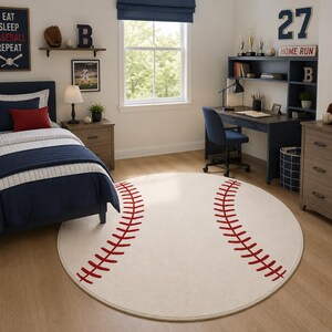 Peut inclure: Un tapis rond de couleur crème orné de lacets de baseball rouges cousus au centre. Le tapis est posé sur un sol en bois clair dans une chambre décorée avec des meubles, de la literie et des décorations murales sur le thème du baseball.