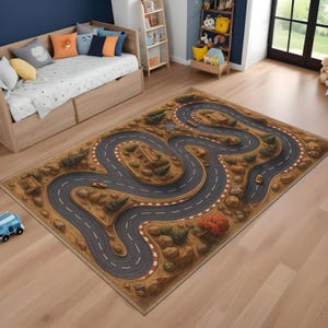 Tappeto per bambini con mappa stradale avventurosa, pista da corsa curva, auto e case su terreno marrone, tappeto da gioco interattivo per la cameretta dei ragazzi o per il divertimento dei più piccoli.