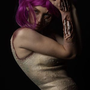 Protesi biomeccaniche per braccia e mani da cyborg / Apparecchi protesici per effetti speciali di fantascienza / Trucco per effetti speciali cyberpunk, androidi e horror