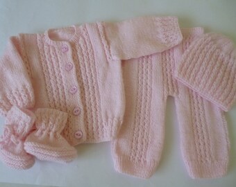 Newborn baby outfit. Baby girl set. Set of sweater, pants, beanie and booties. Baby shower gift. Hypoallergenic acrylic baby wool.