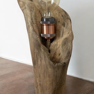 Lampe faite main en bois flotté avec détails en cuivre | Éclairage organique Wabi-Sabi | Décoration côtière en bois de l'Adriatique