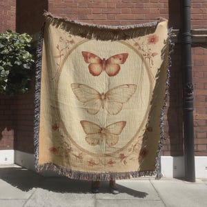 Couverture tissée vintage à motif papillons, décoration cottagecore neutre, art mural papillon antique, jeté tissé beige à motif insectes, cadeau de décoration intérieure