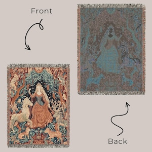 Pu&ograve; includere: Una coperta tessuta con un dettagliato motivo a arazzo raffigurante una persona con capelli lunghi in una foresta con un unicorno, cervi e altri animali. Il lato anteriore presenta colori vivaci, mentre il retro &egrave; in versione monocromatica.