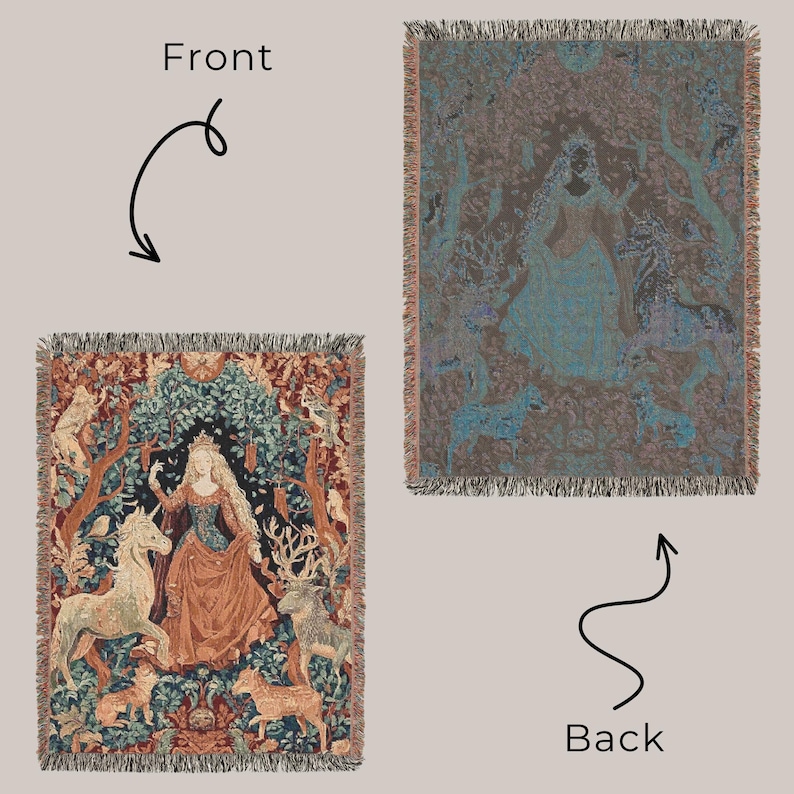 Pu&ograve; includere: Una coperta tessuta con un dettagliato motivo a arazzo raffigurante una persona con capelli lunghi in una foresta con un unicorno, cervi e altri animali. Il lato anteriore presenta colori vivaci, mentre il retro &egrave; in versione monocromatica.