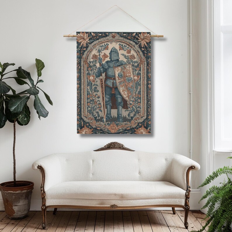 K&ouml;nnte beinhalten: Ein Wandbehang mit einem mittelalterlichen Ritter in voller R&uuml;stung, der ein Schwert und einen Schild h&auml;lt. Der Ritter ist in Blau- und Graut&ouml;nen dargestellt, umgeben von einem floralen Rand mit braunen und blauen Akzenten. Der Wandteppich ist an einer Holzstange befestigt.