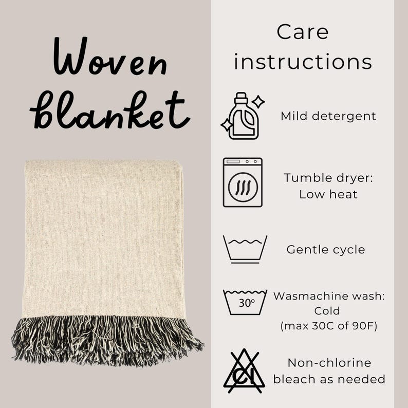 Op de afbeelding: Een beige geweven deken met zwarte en witte franjes. Aan de rechterkant van de afbeelding staan ​​wasinstructies, waaronder instructies voor wassen, drogen en bleken.