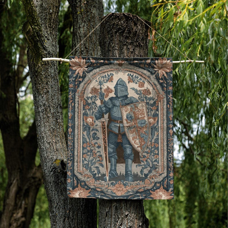 K&ouml;nnte beinhalten: Ein Wandbehang im Tapisserie-Stil mit einem mittelalterlichen Ritter in voller R&uuml;stung, der ein Schwert und einen Schild h&auml;lt. Das Design enth&auml;lt florale und ornamentale Elemente in Blau-, Braun- und Beiget&ouml;nen und erzeugt eine Vintage-&Auml;sthetik. Der Banner ist an einem Holzstab aufgeh&auml;ngt.