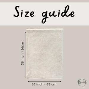 Pu&ograve; includere: Un tessuto rettangolare beige chiaro con la scritta "Size guide" in nero. Le dimensioni sono 91 cm di altezza e 66 cm di larghezza. Il logo Rejuvenate Prints si trova in basso a destra.