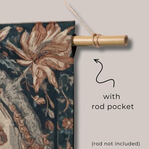 K&ouml;nnte beinhalten: Dunkelblaue Tapisserie mit floralem Design in Beige- und Braunt&ouml;nen. Die Tapisserie hat eine Stangentasche zum Aufh&auml;ngen und ist mit einer Schnur an einer Bambusstange befestigt. Der Text "with rod pocket" ist sichtbar.
