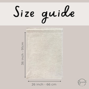 K&ouml;nnte beinhalten: Ein hellfarbiger rechteckiger Stoff mit dem Text "Size guide" in schwarzer Schrift. Die Abmessungen betragen 91 cm H&ouml;he und 66 cm Breite. Das Rejuvenate Prints-Logo befindet sich unten rechts.