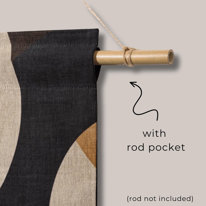 Pu&ograve; includere: Un arazzo in tessuto con un motivo geometrico nero, beige e marrone. Il bordo superiore ha una tasca per asta ed &egrave; fissato a un'asta di bamb&ugrave; con spago. Il testo recita "with rod pocket".